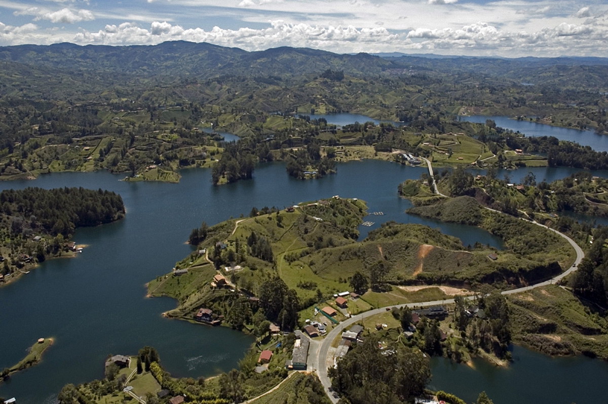 МИД Украины начало переговоры об отмене визовых требований с Колумбией - фото 1