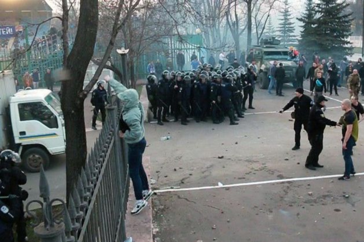 Фанаты "Динамо" пытались отбить своих задержанных товарищей - фото 1