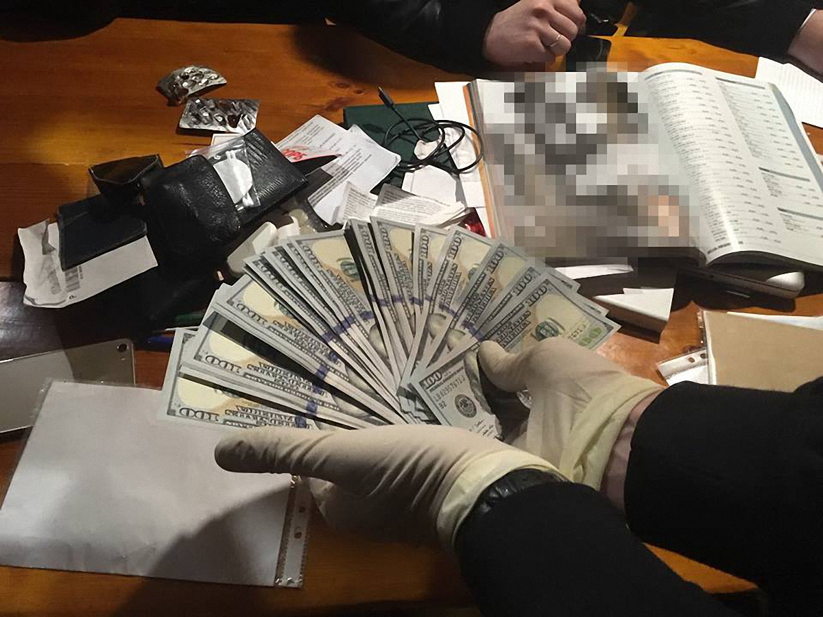 Сотрудник Укртрансбезопасности получил 38 тысяч долларов взятки  - фото 1