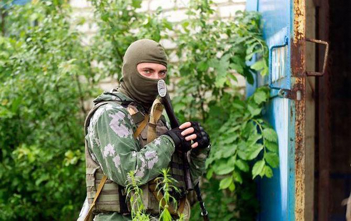 Боевики "ДНР" ограбили магазин ради водки - фото 1