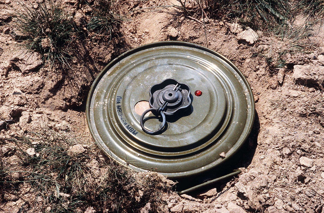 Машина мирных жителей наехала на противотанковую мину - фото 1