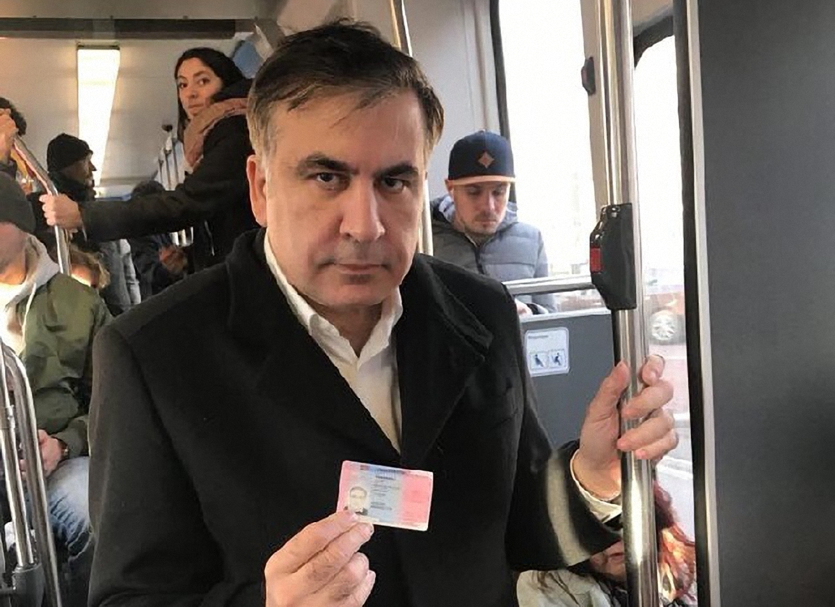 Саакашвили с удостоверением личности, дающее право на проживание и работу в Евросоюзе - фото 1