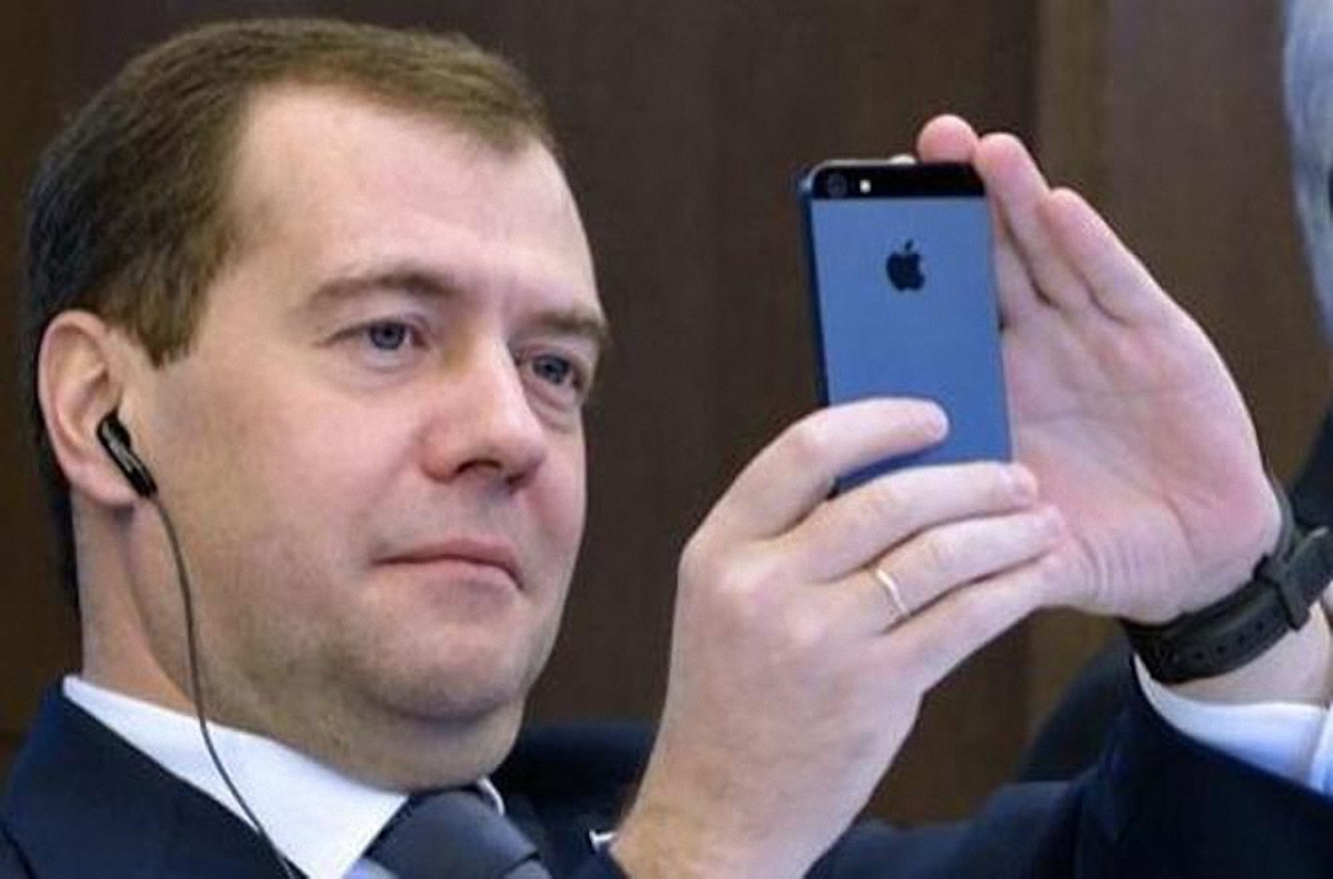 Медведев предложил сделать американскую продукцию вне закона - фото 1