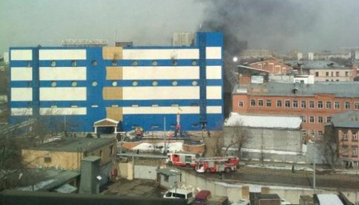 В Москве горит торговый центр - фото 1