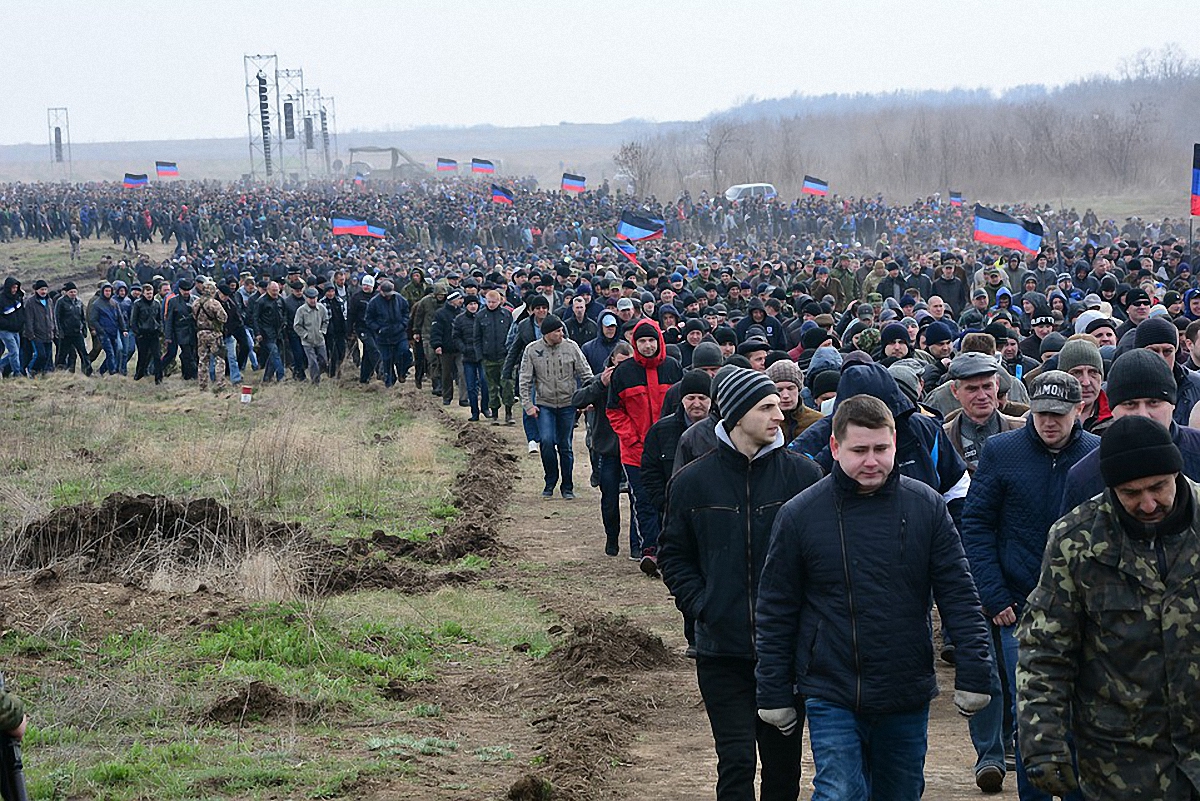 Боевики загоняют участников прошлогодних сборов в казармы - фото 1