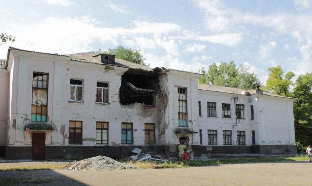 С начала конфликта повреждения получили 700 школ на востоке Украины - фото 1
