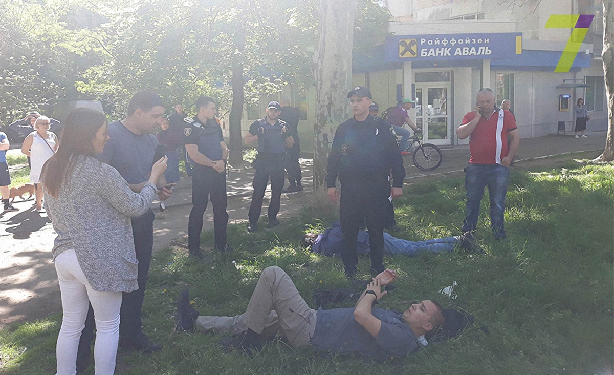 В Одессе напали на активиста Стерненко (лежит на переднем плане) - фото 1