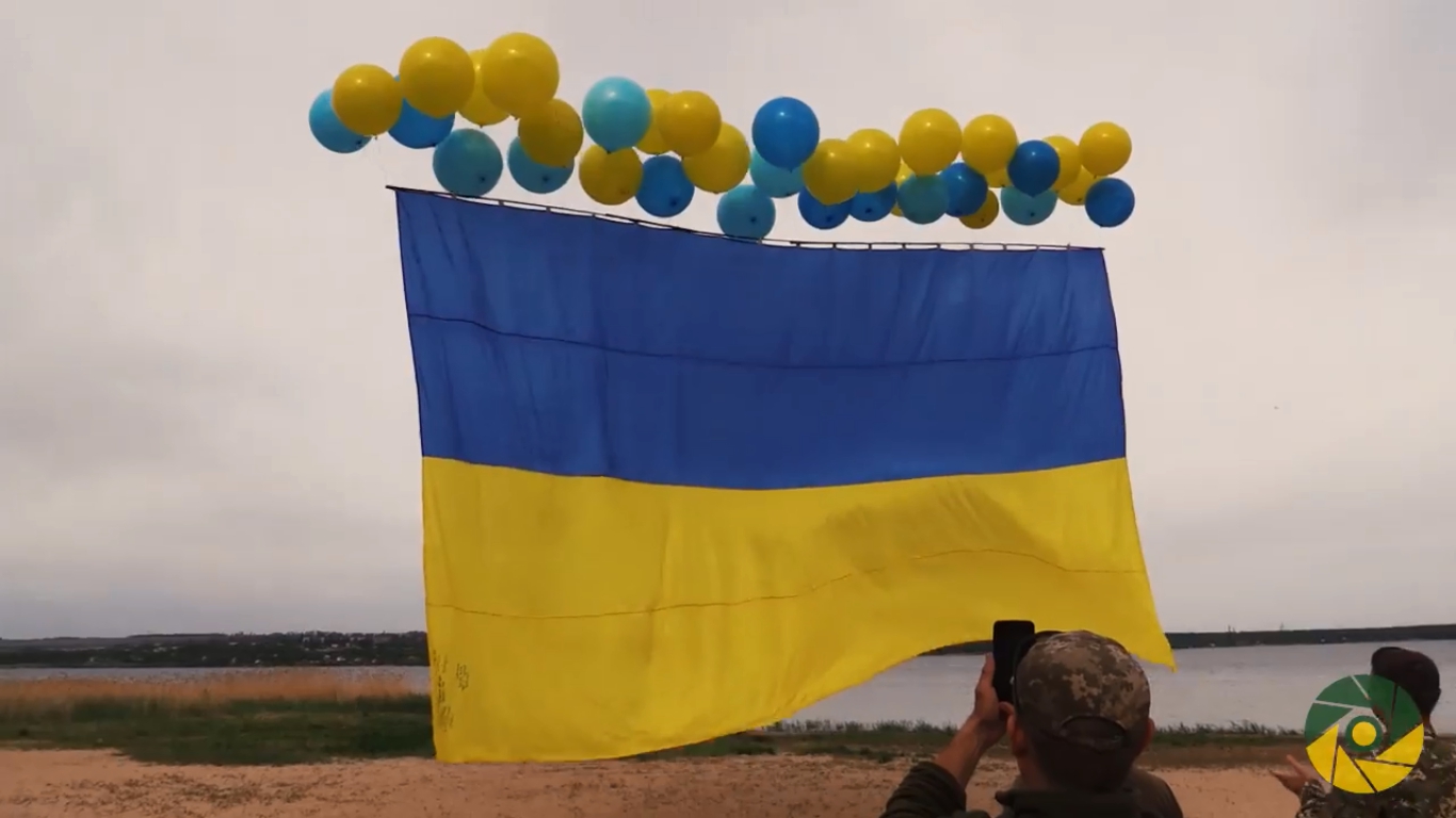 В сторону Горловки запустили украинский флаг - фото 1