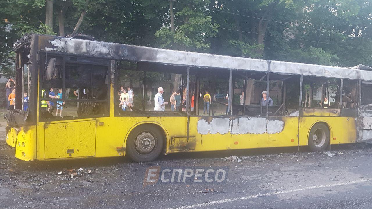 В Киеве сгорел автобус - фото 1