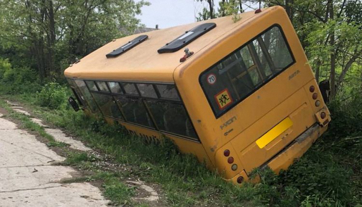 Автобус слетел в кювет из-за отказавших тормозов - фото 1