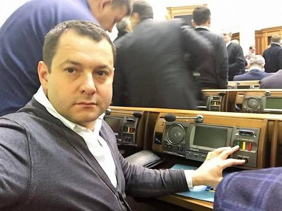 Максим Ефимов оформил вертолетную площадку Януковича на своего партнера - фото 1
