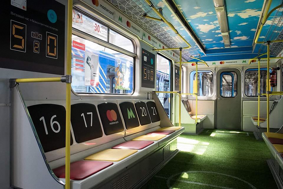 В киевском метро появился вагон-стадион - фото 1