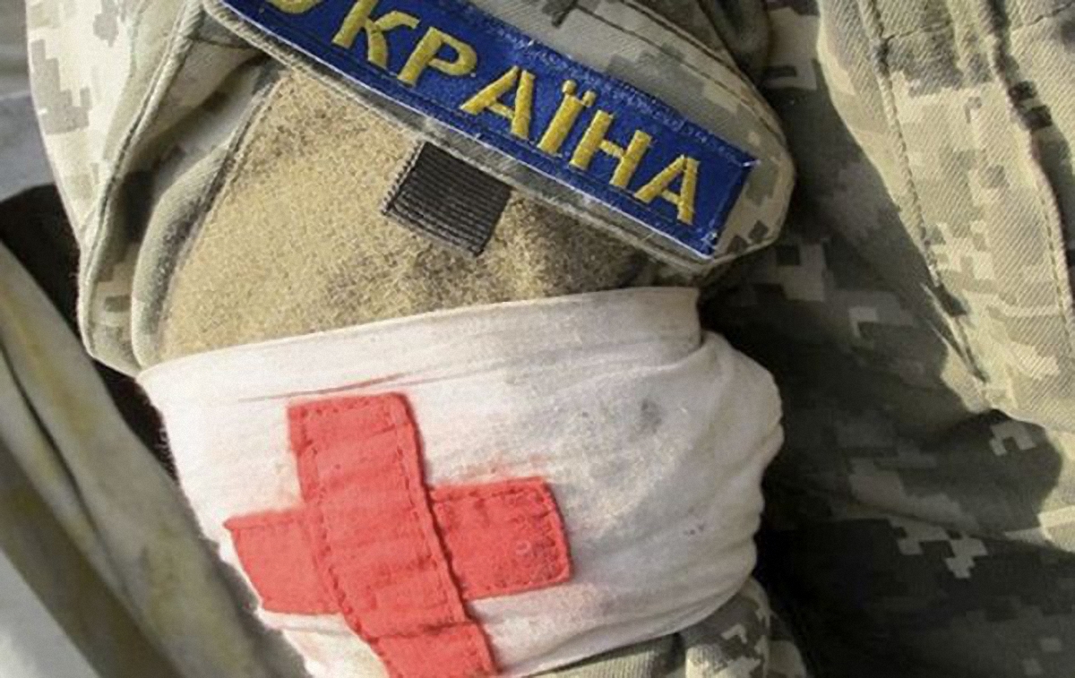 На Донбассе медик спасла раненного бойца из-под обстрелов - фото 1