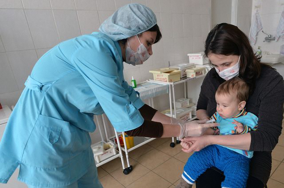 Только 70% украинских родителей делают прививки своим детям  - фото 1