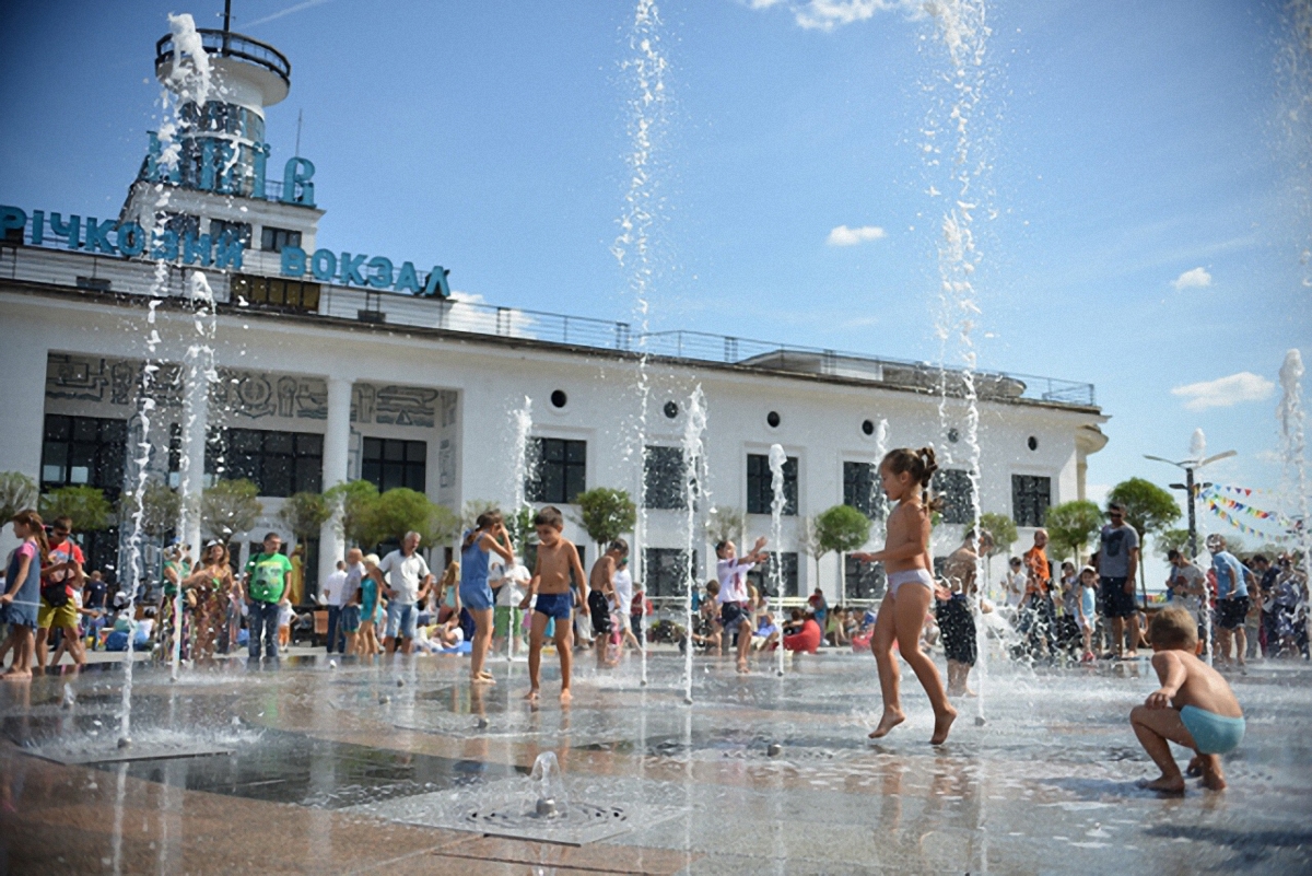 Власти Киева запретили купаться в столичных фонтанах - фото 1