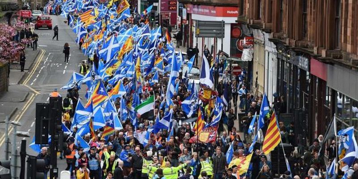 В столице Шотландии Глазго акции за независимость от Великобритании. - фото 1