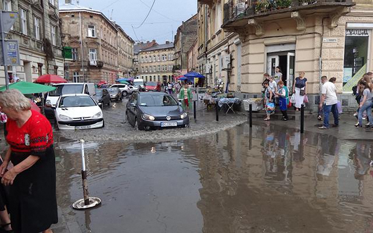 Дождь с градом наделали немало бед во Львове - фото 1