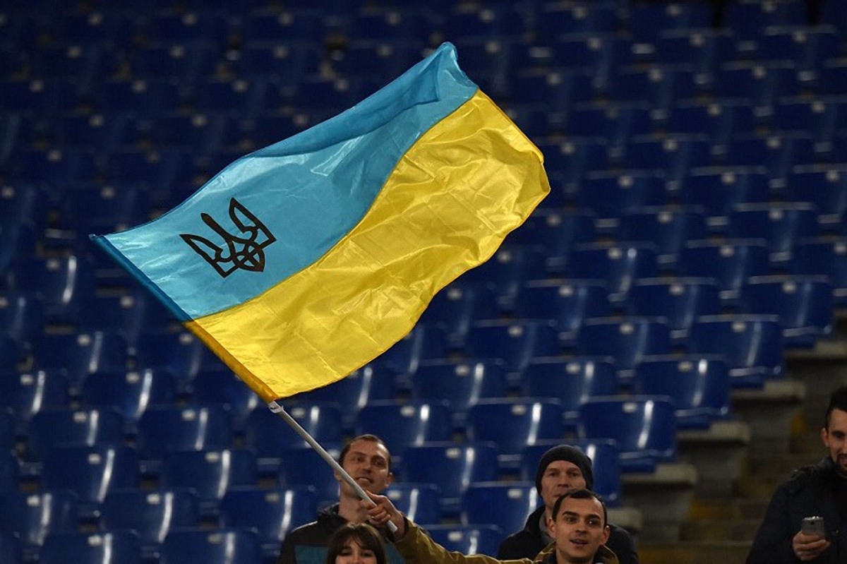 В России на открытии ЧМ-2018 развернули флаг Украины - фото 1