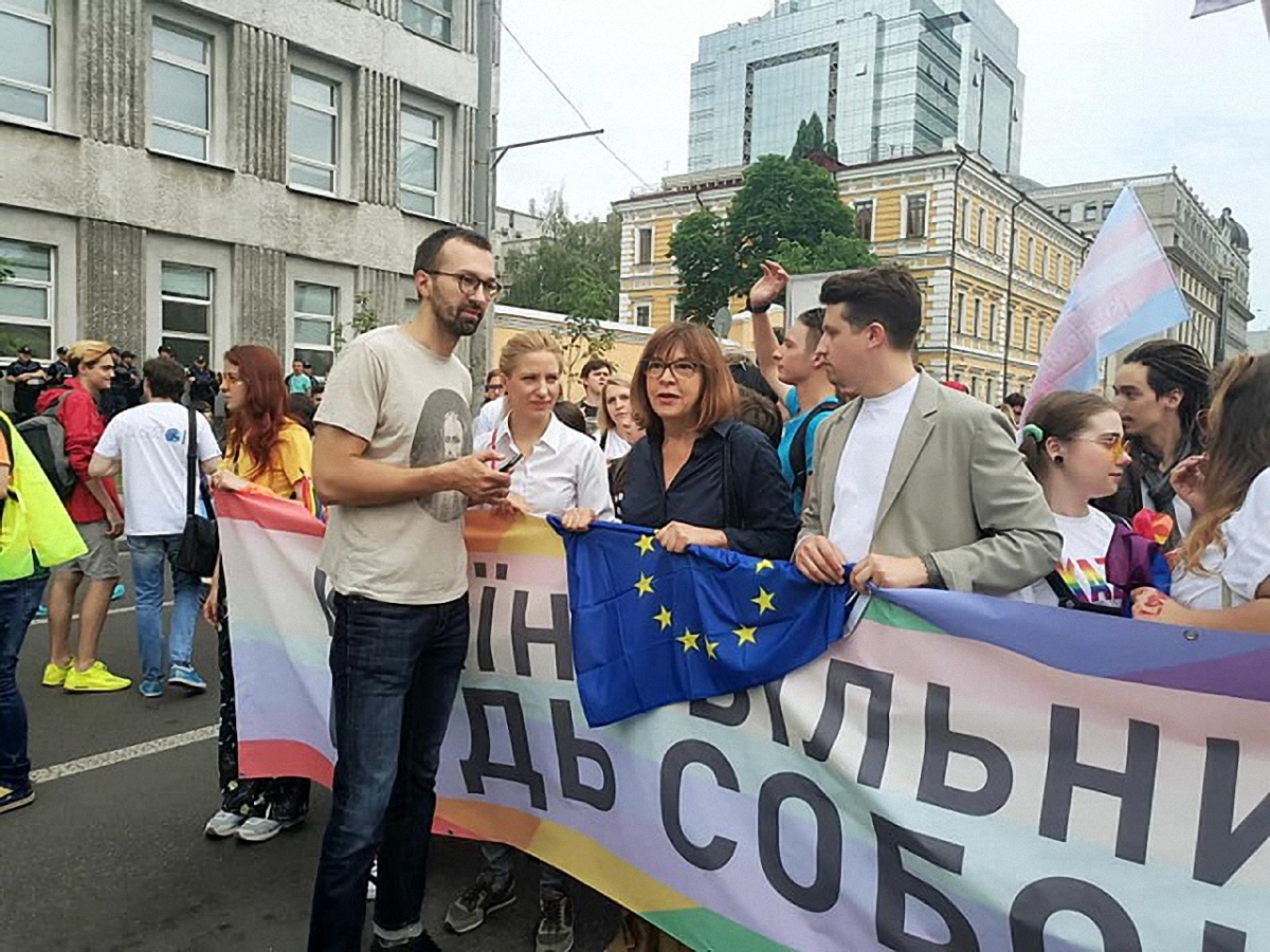 Марш равенства 2018 в Киеве: Ребекка Хармс c Сергеем Лещенко - фото 1