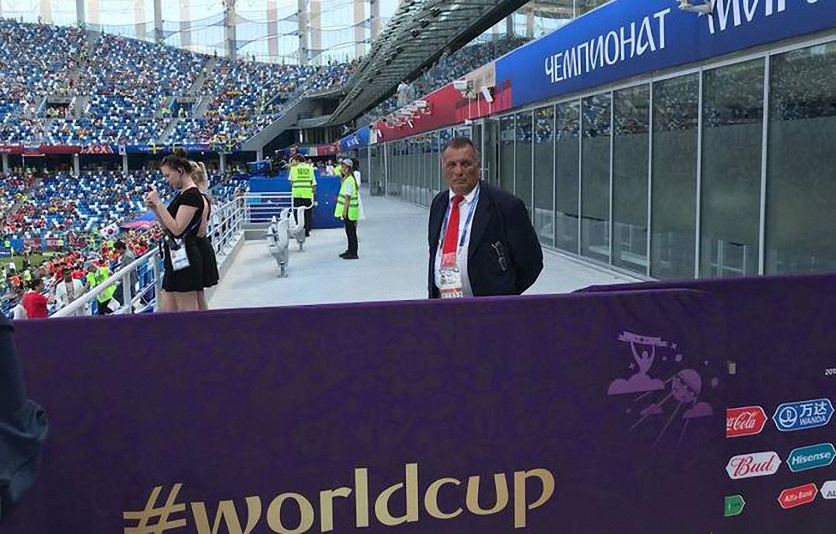 Представители ФИФА охраняют ВИП-зрителей в зоне для инвалидов - фото 1