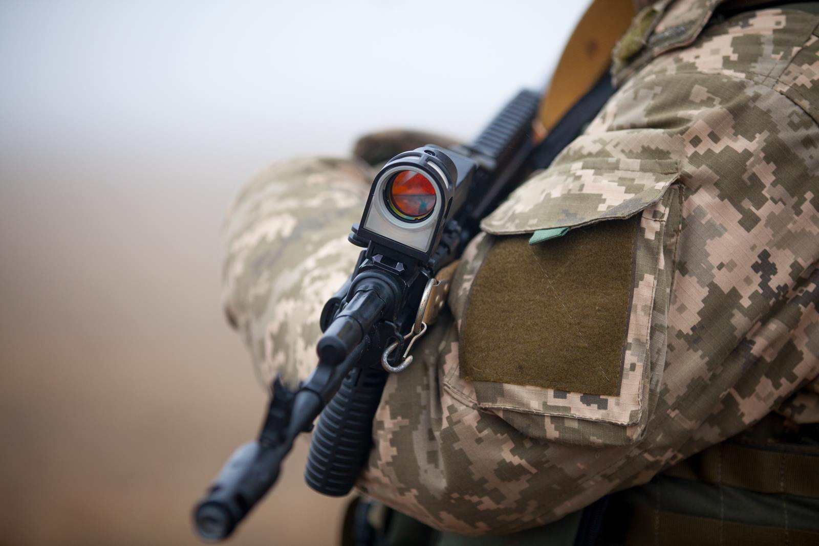 Бойцы ООС схватили террориста-предателя - фото 1