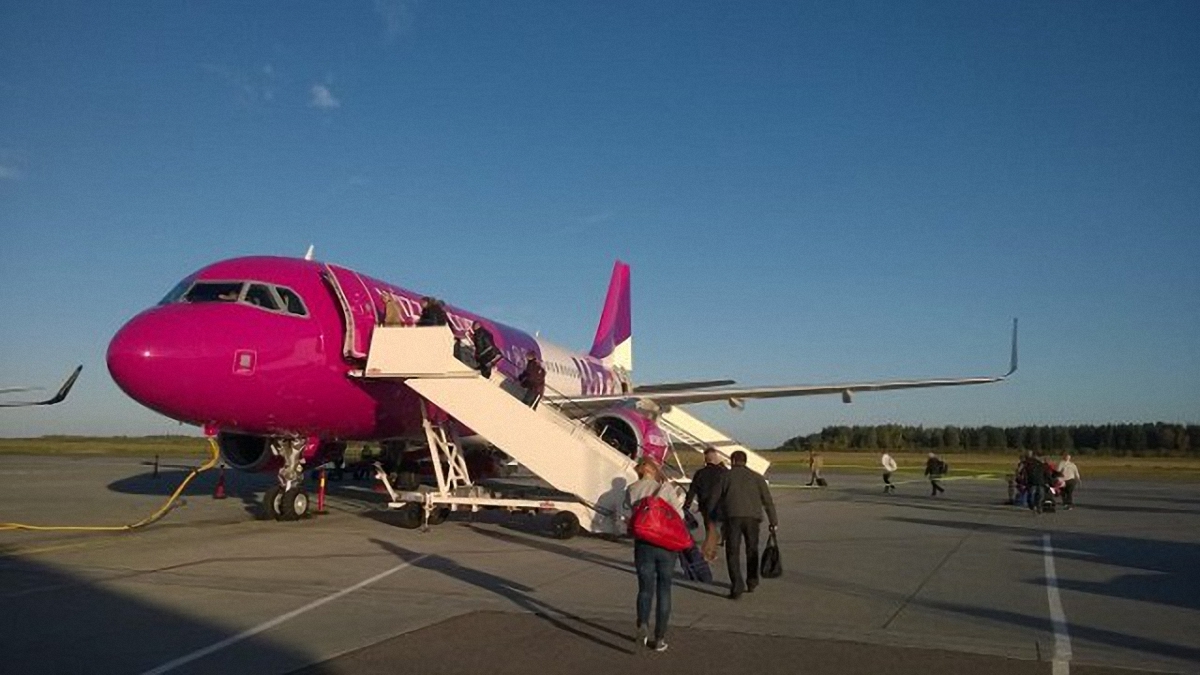 Лоукостер Wizz Air отменил бесплатную перевозку ручной клади - фото 1
