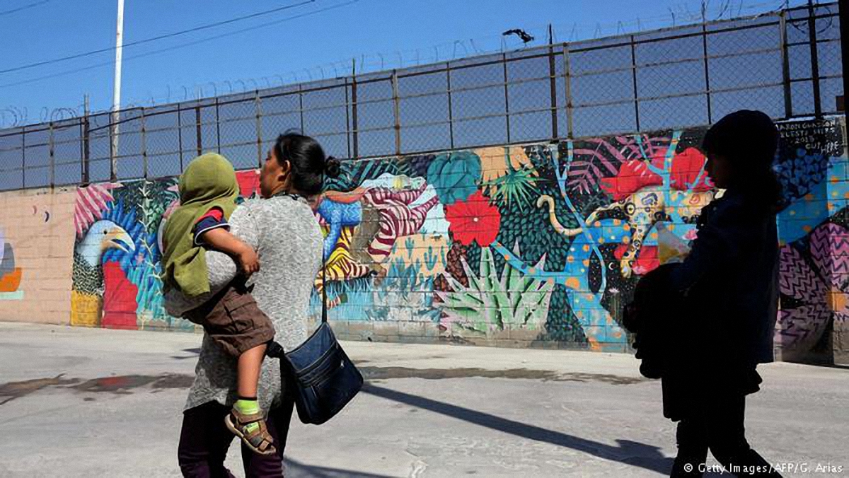 Более 500 детей-беженцев передали родителям на границе США - фото 1