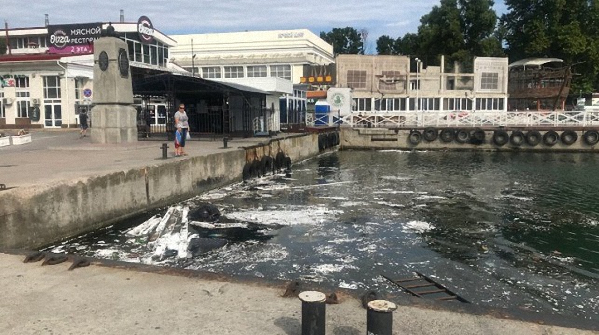 Одна из фотографий загрязненного моря в оккупированном Севастополе - фото 1