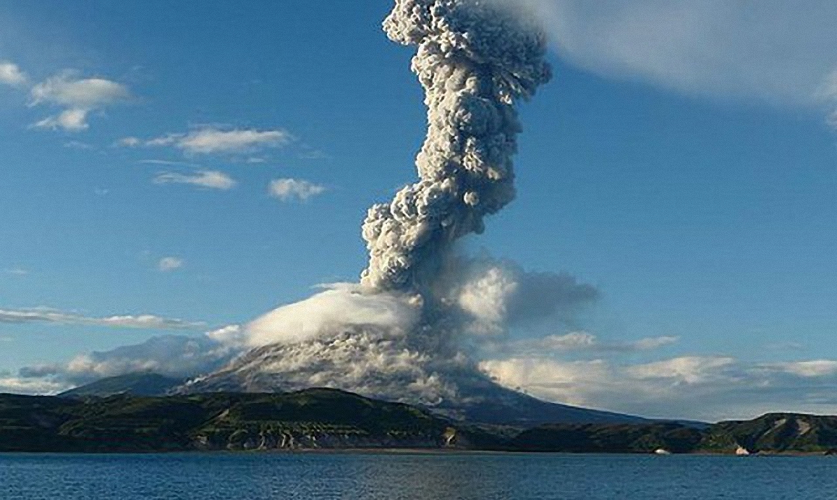 В Индонезии вулкан выбросил пепл  - фото 1