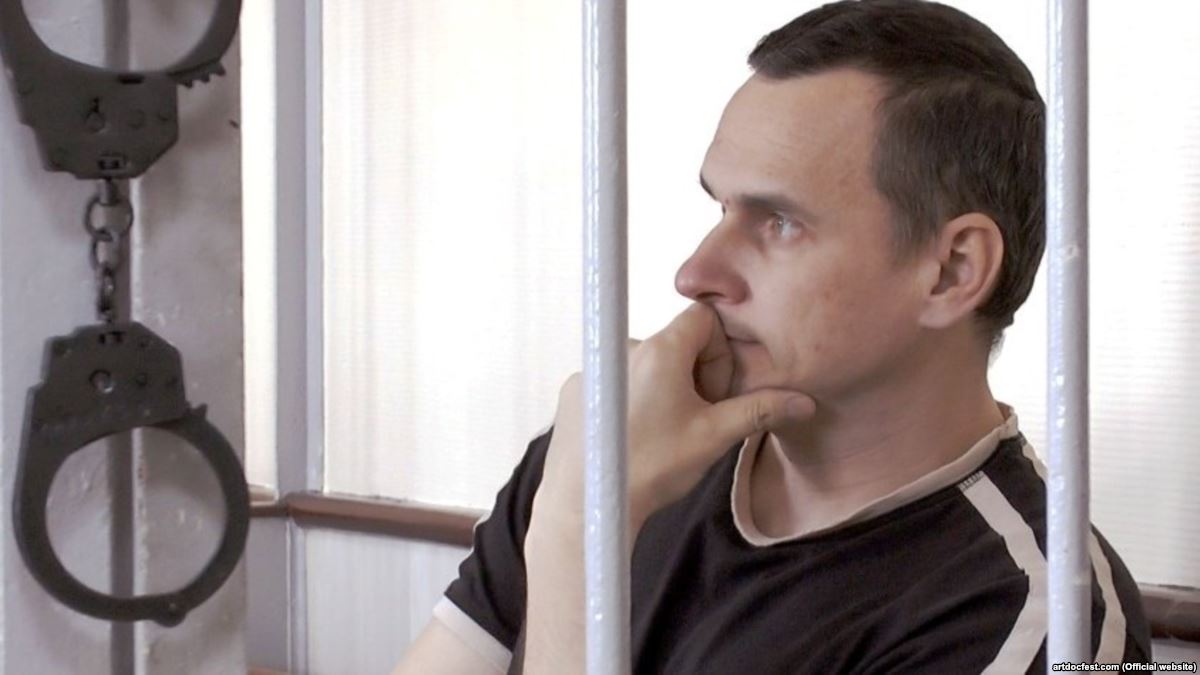 25 августа 2016 года украинского режиссера Олега Сенцова приговорили к 20 годам заключения в колонии строгого режима - фото 1