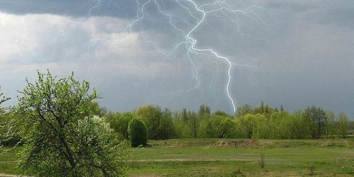 Погода в Украине: сильные дожди, град и шквалы ветра - фото 1