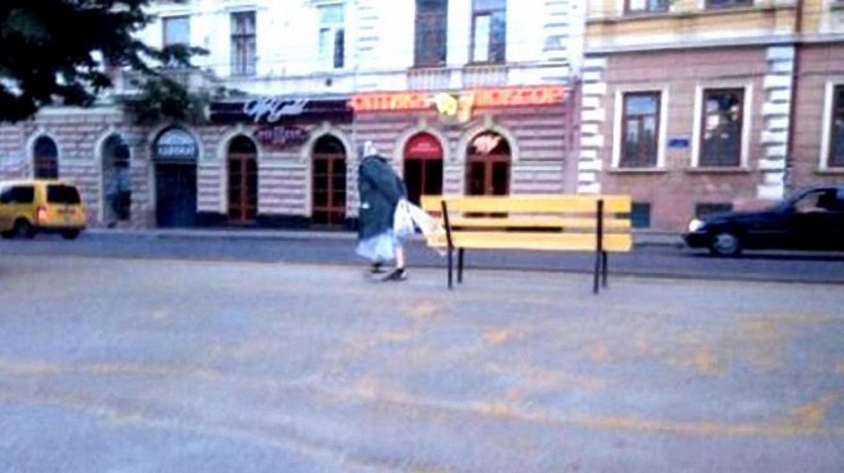 Женщина по привычке стащила лавочку в центре Черновцов - фото 1