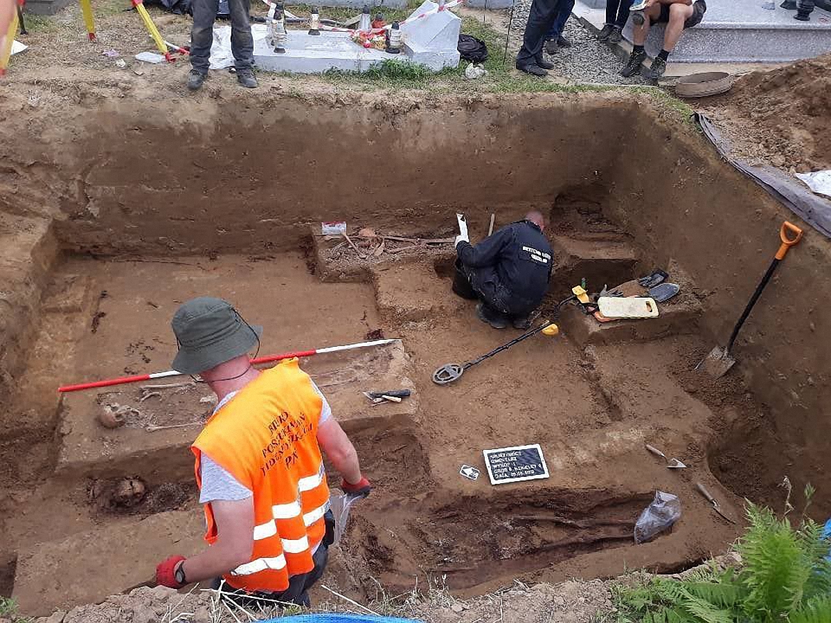 Раскопки могилы воинов УПА в Грушовичах - фото 1
