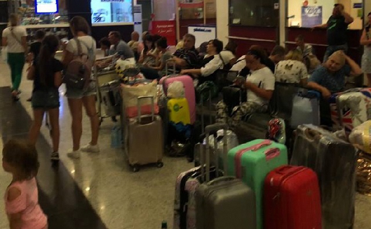 Украинцы не могут вылететь из аэропортов по всему миру - фото 1