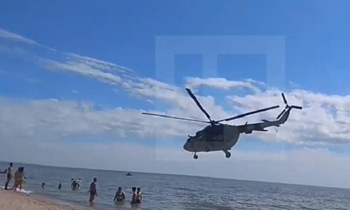  В Донецкой области над головами людей пролетел вертолет  - фото 1