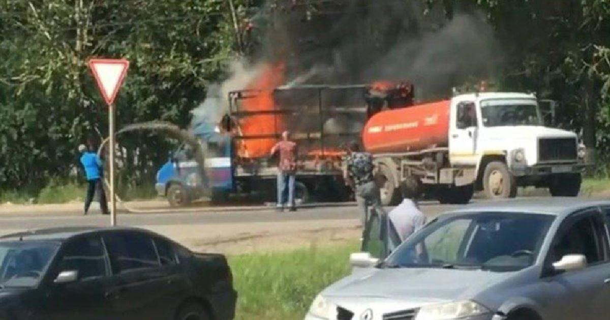 В России фекалиями потушили горящий автомобиль (видео) - фото 1