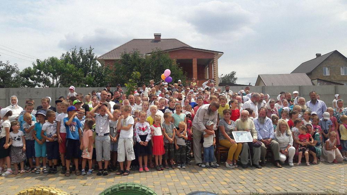 Самая многочисленная семья в Украине, которая насчитывает 346 человек - фото 1