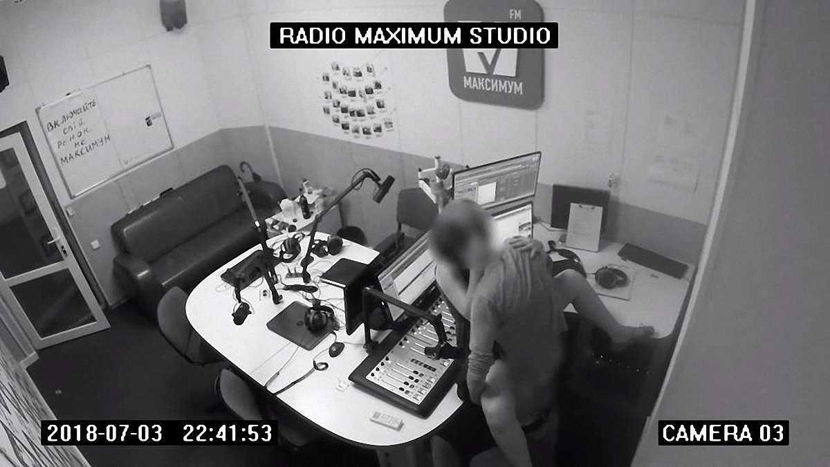 Пара зайнялася сексом у студії Радіо МАКСИМУМ/Скрін з камери відеоспостереження - фото 1