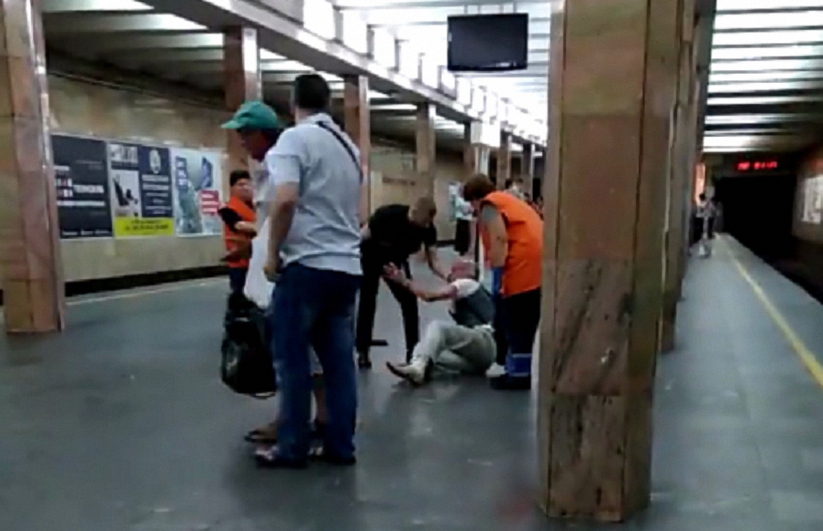 Работница столичного метро помогала полицейскому, который избивал мужчину - фото 1