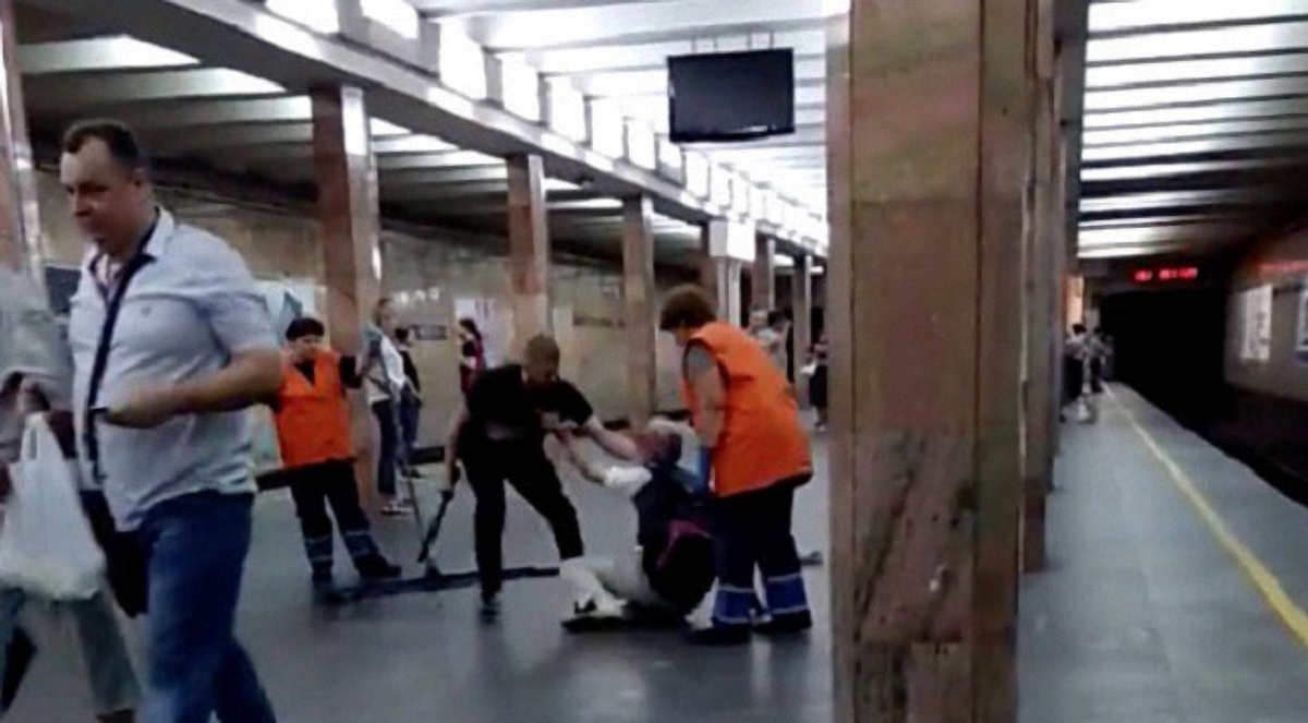 В метро Киева 23-летний полицейский избил дубинкой пожилого мужчину - фото 1