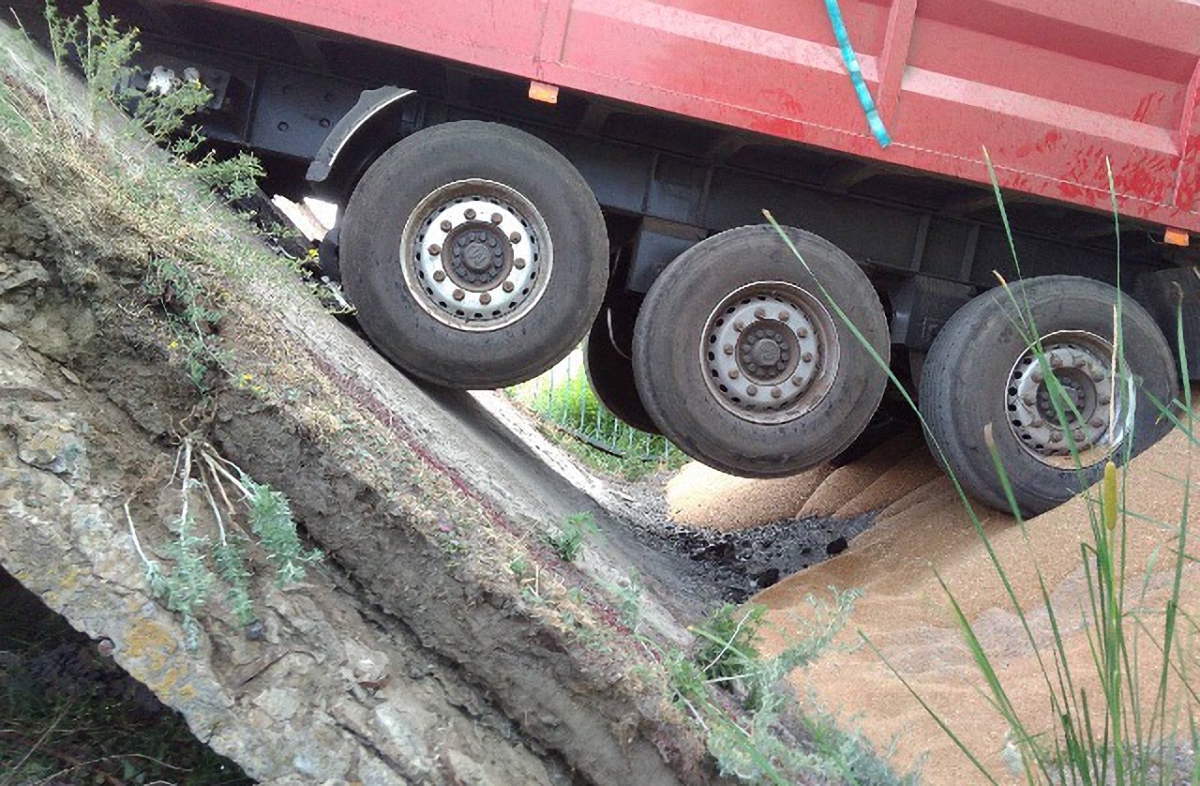 Под грузовиком обвалился мост - фото 1