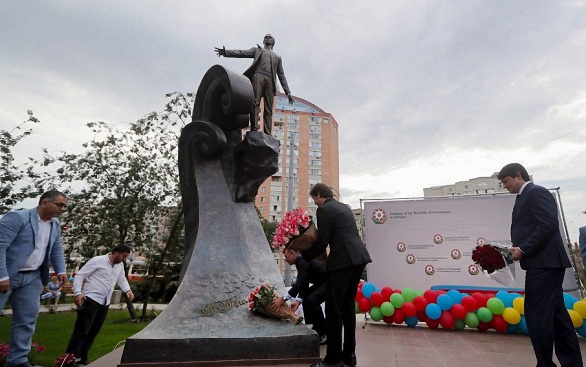Памятник Муслиму Магомаеву в Киеве - фото 1