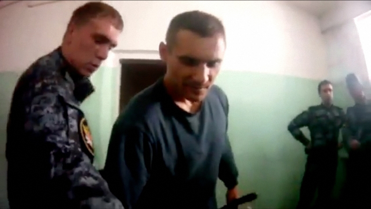 В России 17 тюремщиков, которые пытали заключенного,  отстранили от работы - фото 1