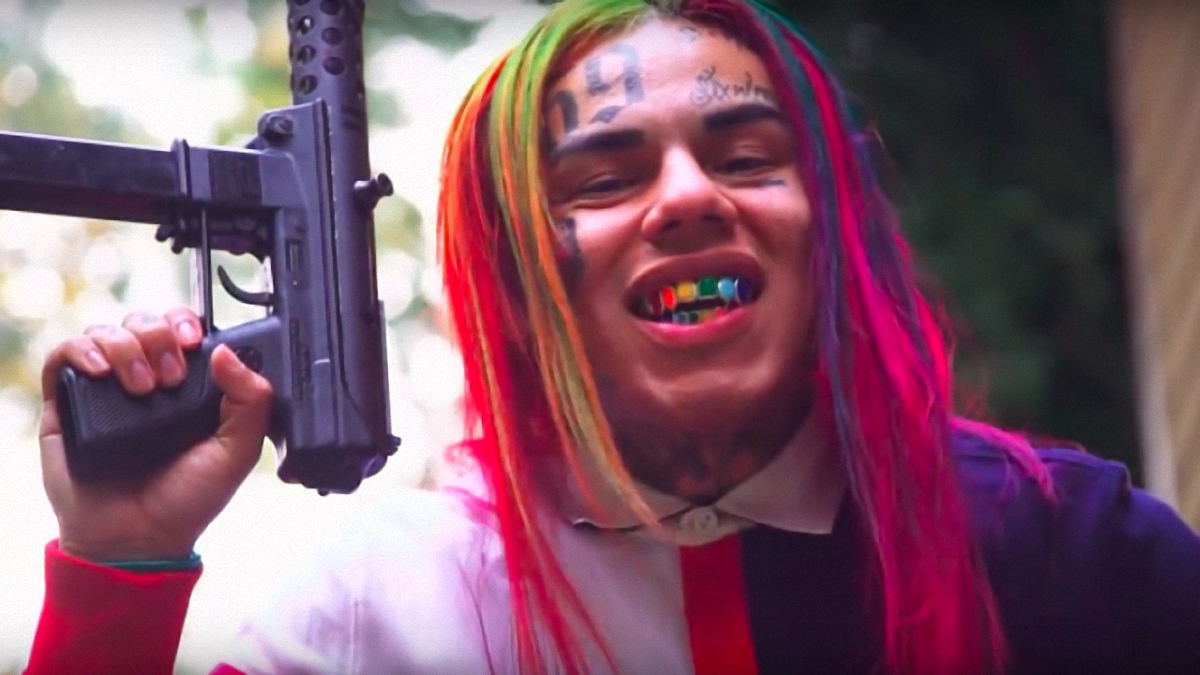 В США похитили и ограбили рэпера 6ix9ine - фото 1