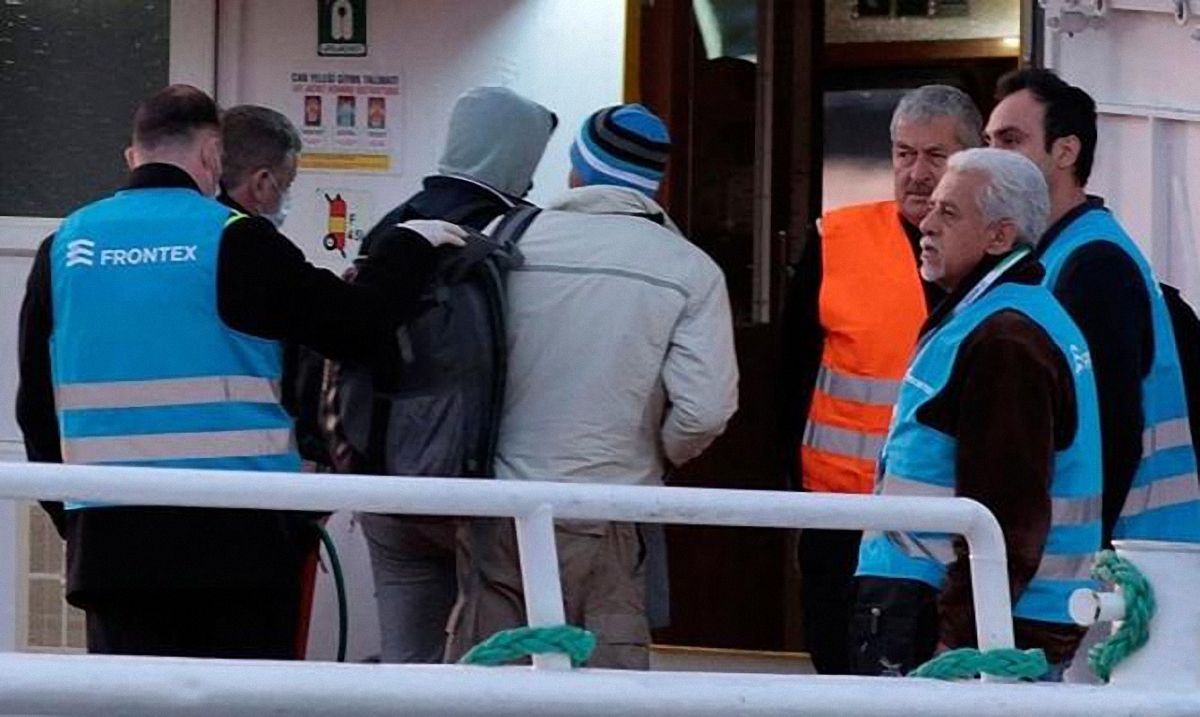 112 украинских моряков обвинили в нелегальной перевозке мигрантов в Греции - фото 1