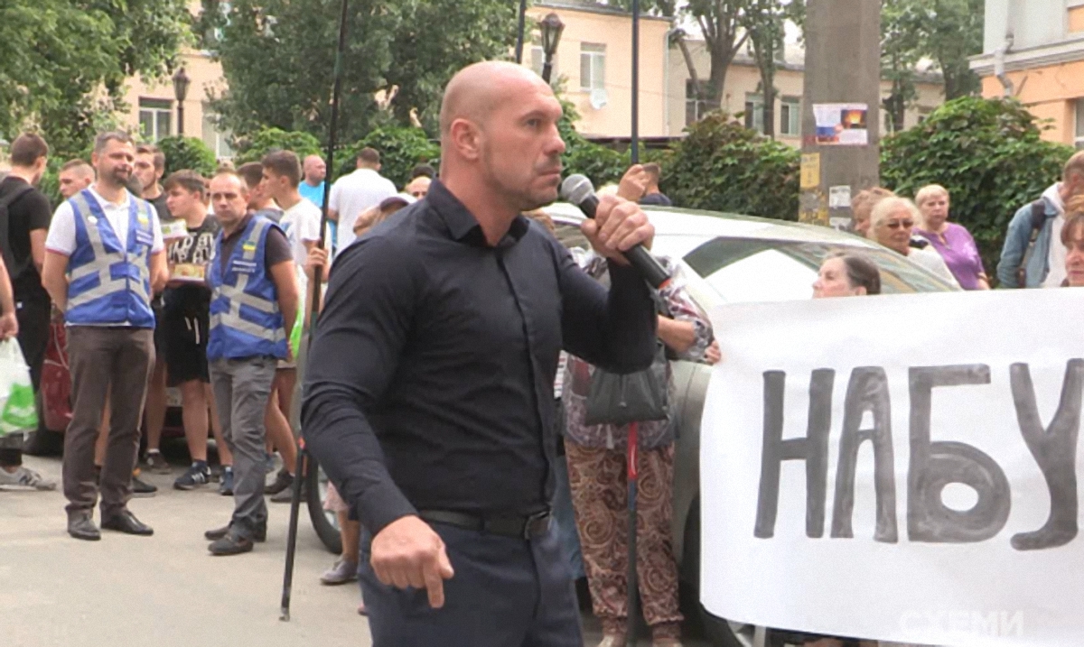 Илья Кива привел на митинг действующих полицейских - фото 1