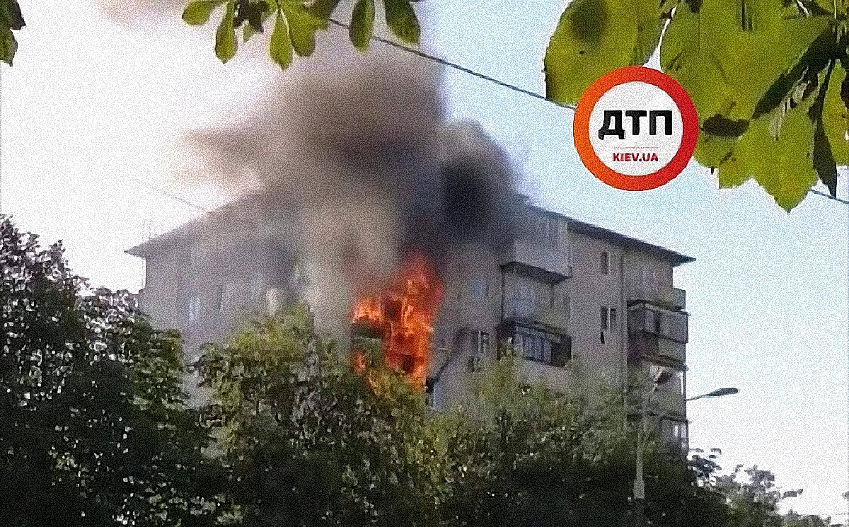 В Киеве горел многоэтажный дом, эвакуировали всех жильцов - фото 1