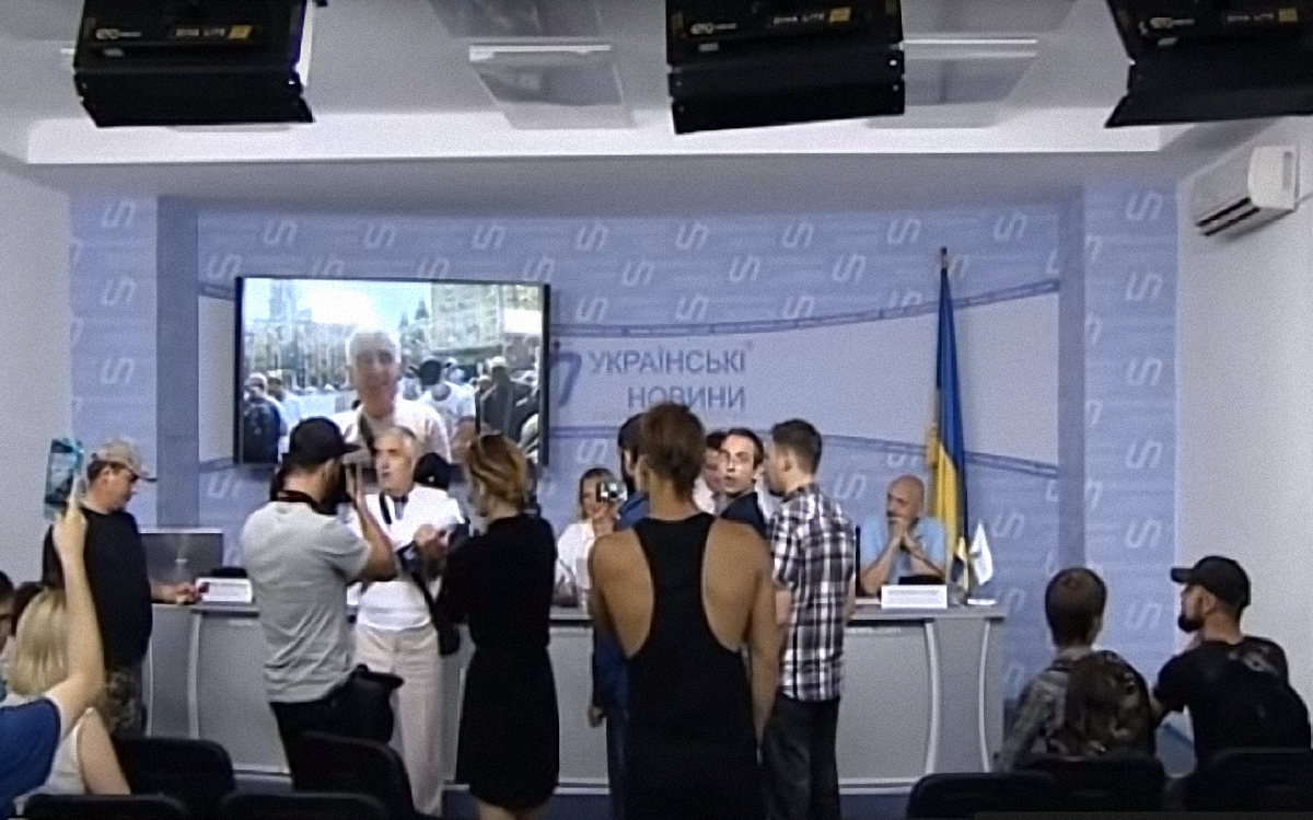 В Киеве неизвестные погром в пресс-центре "Украинские Новости"  - фото 1