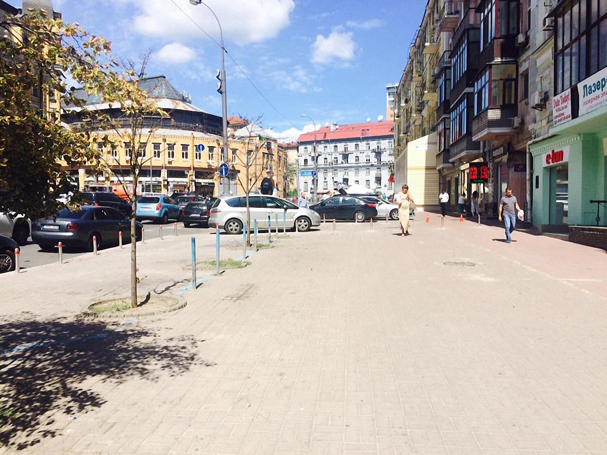 Жены депутатов предпочитают парковаться прямо на пешеходной зоне - фото 1