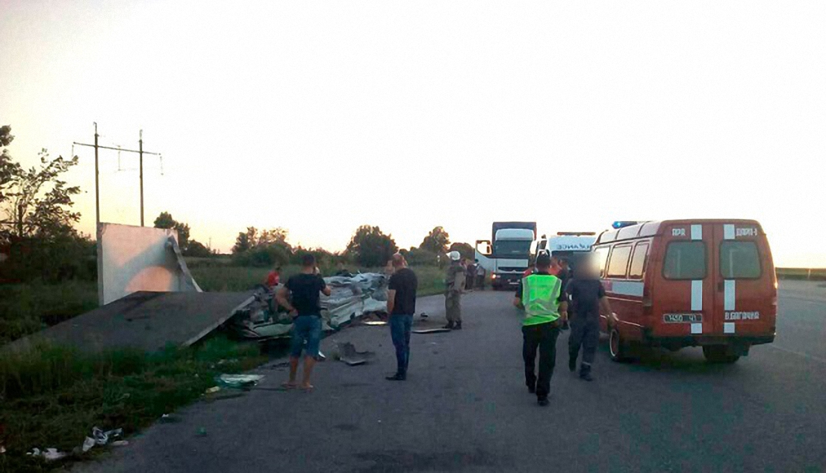 В Полтавской области водитель на Mercedes угробил себя и машину - фото 1